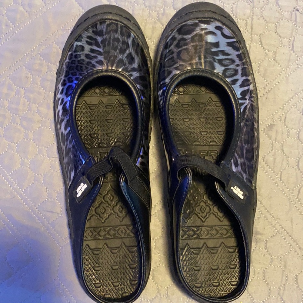 Muk luk sport slide on, size 8